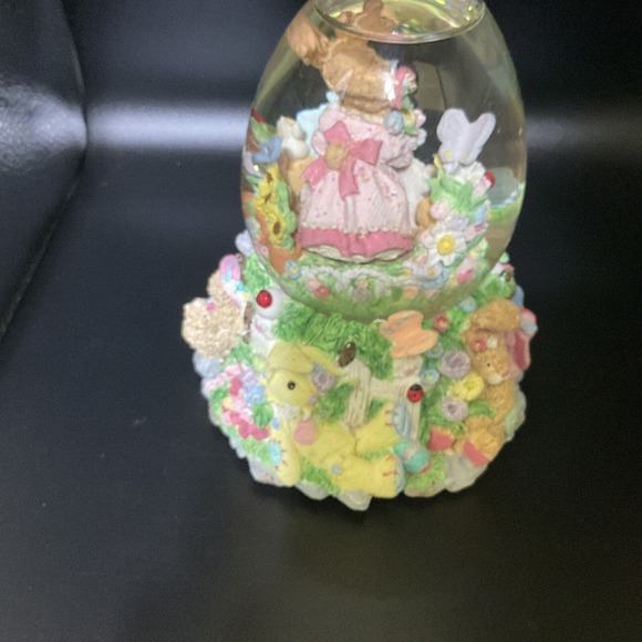 Easter Bunny Musical Snow Globe plays "Here Comes Peter Cottontail" - Picture 11 of 14